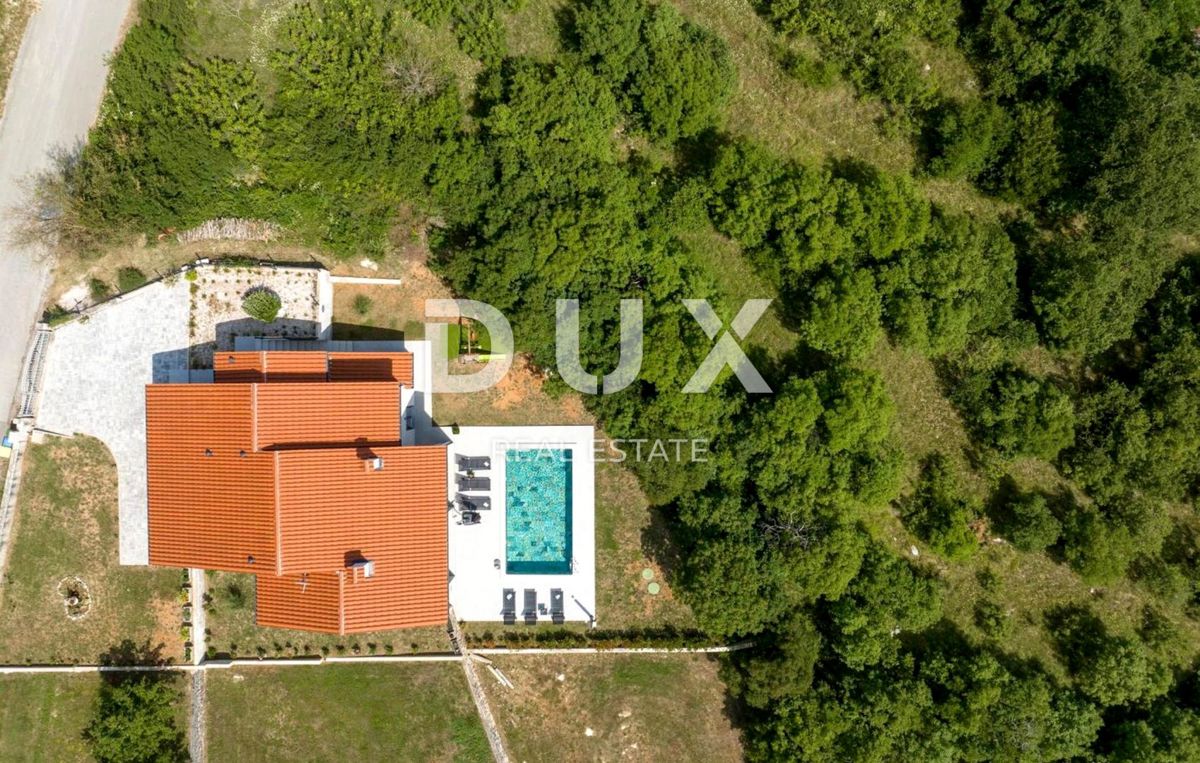 ISTRA, LABIN - Hiša z bazenom na robu vasi