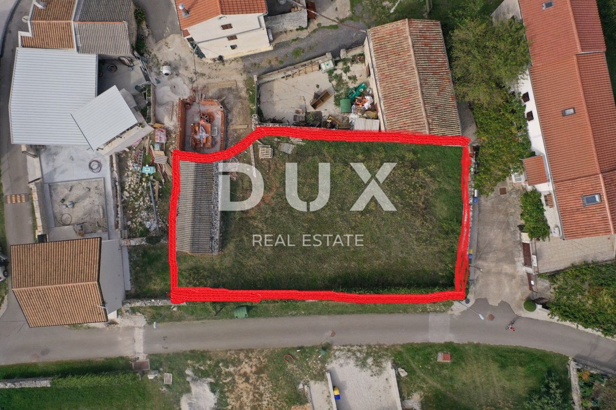 ISTRA, KANFANAR - Gradbeno zemljišče s kamnito stavbo