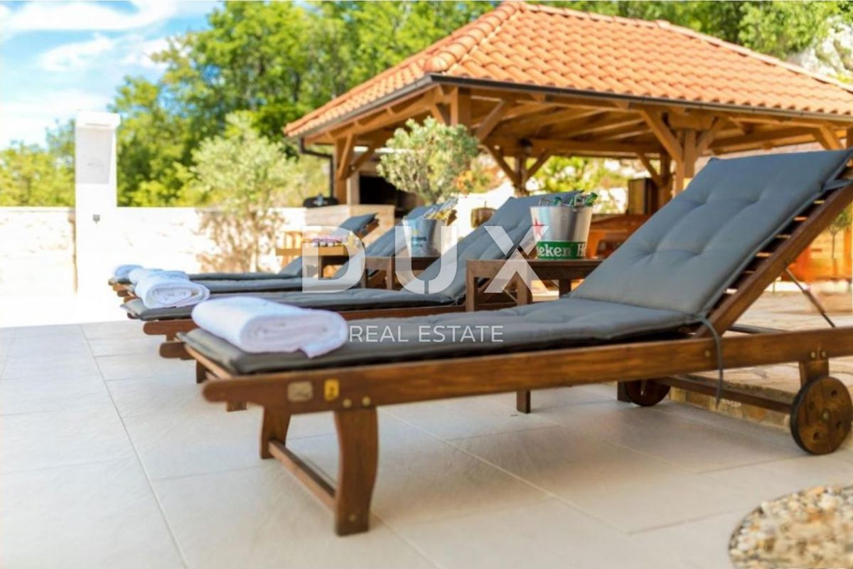 OTOK KRK, KLIMNO - stanovanje v vili 61m2, dnevna soba + 2 spalnici, pritličje, s čudovitim pogledom na morje in bazen + površina 110m2 - S1