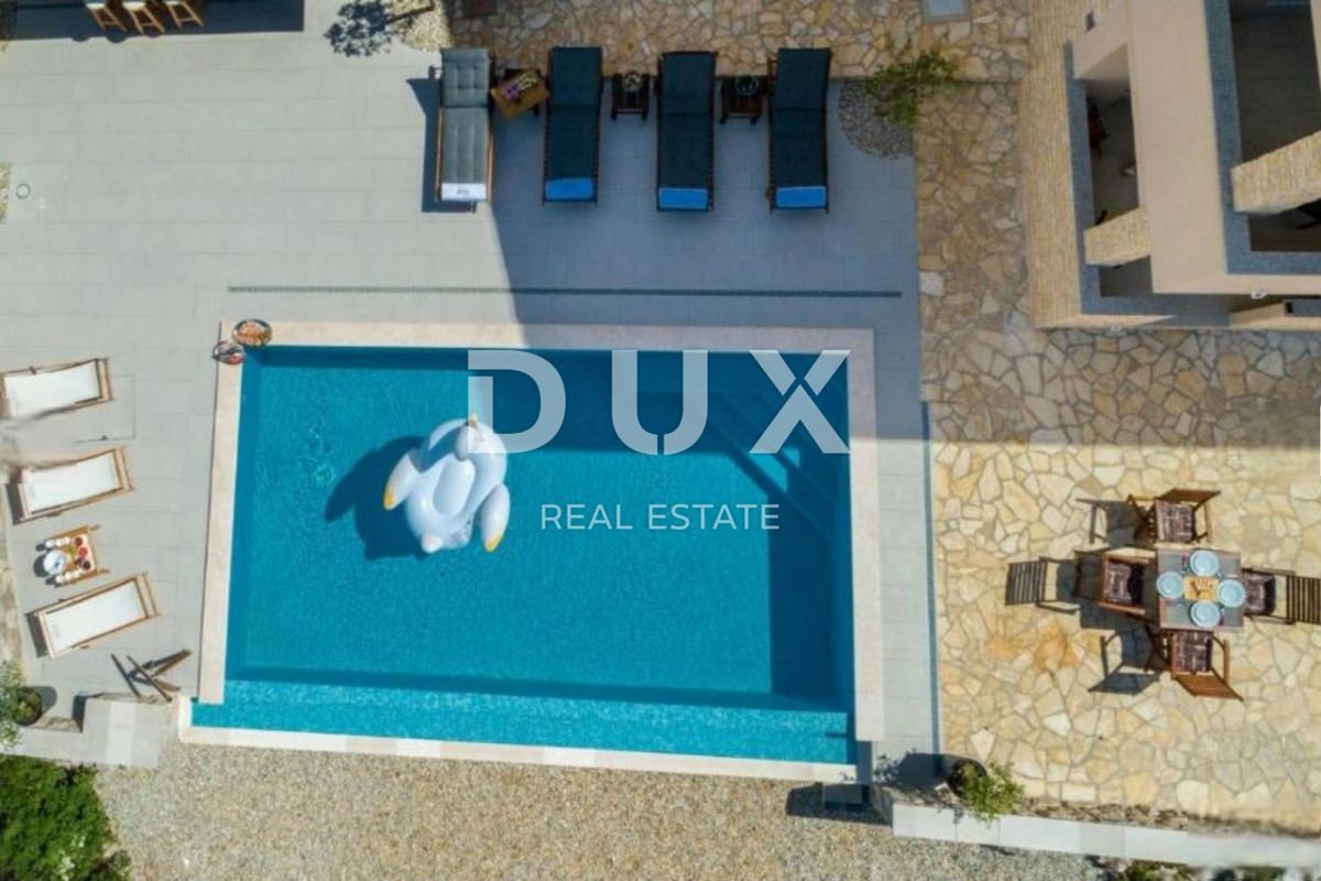 OTOK KRK, KLIMNO - stanovanje v vili 61m2, dnevna soba + 2 spalnici, pritličje, s čudovitim pogledom na morje in bazen + površina 110m2 - S1