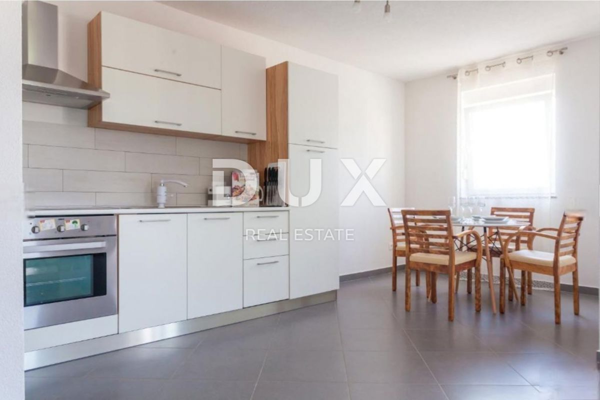 OTOK KRK, KLIMNO - stanovanje v vili 61m2, dnevna soba + 2 spalnici, pritličje, s čudovitim pogledom na morje in bazen + površina 110m2 - S1