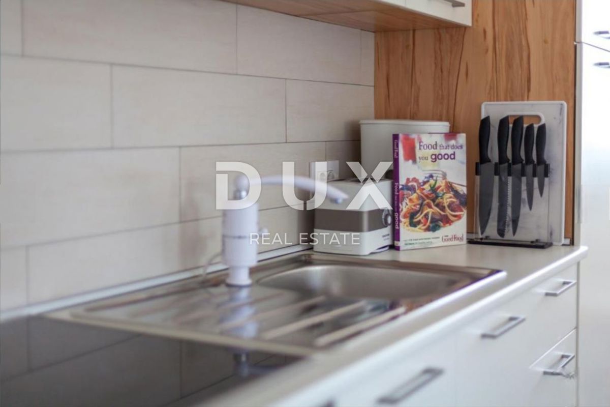 OTOK KRK, KLIMNO - stanovanje v vili 61m2, dnevna soba + 2 spalnici, pritličje, s čudovitim pogledom na morje in bazen + površina 110m2 - S1