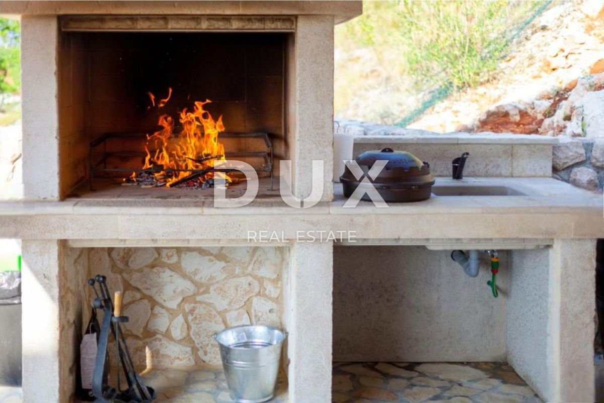 OTOK KRK, KLIMNO - stanovanje v vili 61m2, dnevna soba + 2 spalnici, pritličje, s čudovitim pogledom na morje in bazen + površina 110m2 - S1