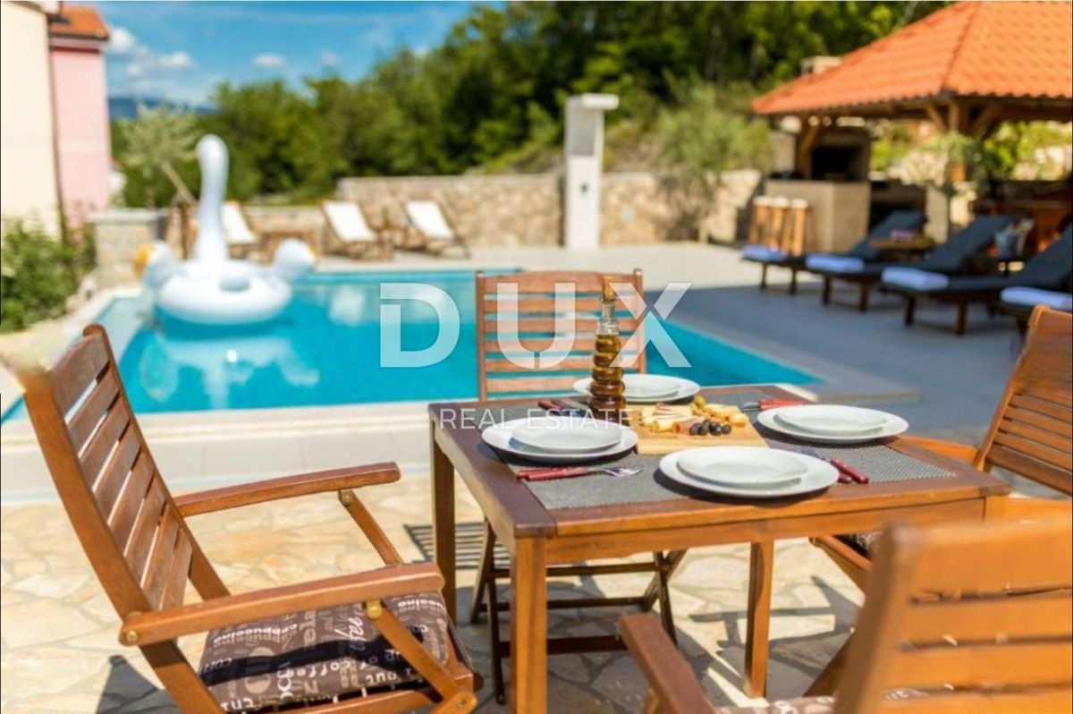 OTOK KRK, KLIMNO - stanovanje v vili 61m2, dnevna soba + 2 spalnici, pritličje, s čudovitim pogledom na morje in bazen + površina 110m2 - S1