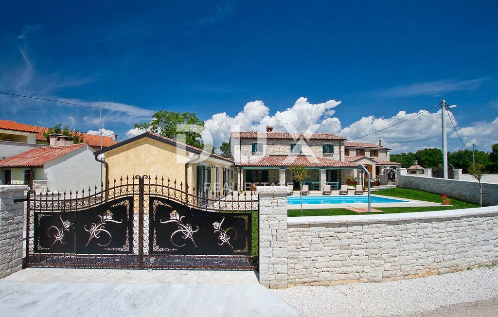 ISTRA, LOVREČ, OKOLICA - Popolna kamnita vila z bazenom in dvema pomožnima objektoma
