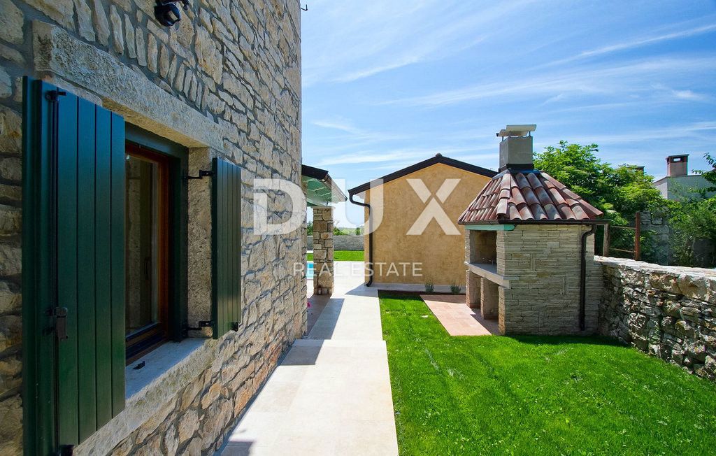 ISTRA, LOVREČ, OKOLICA - Popolna kamnita vila z bazenom in dvema pomožnima objektoma