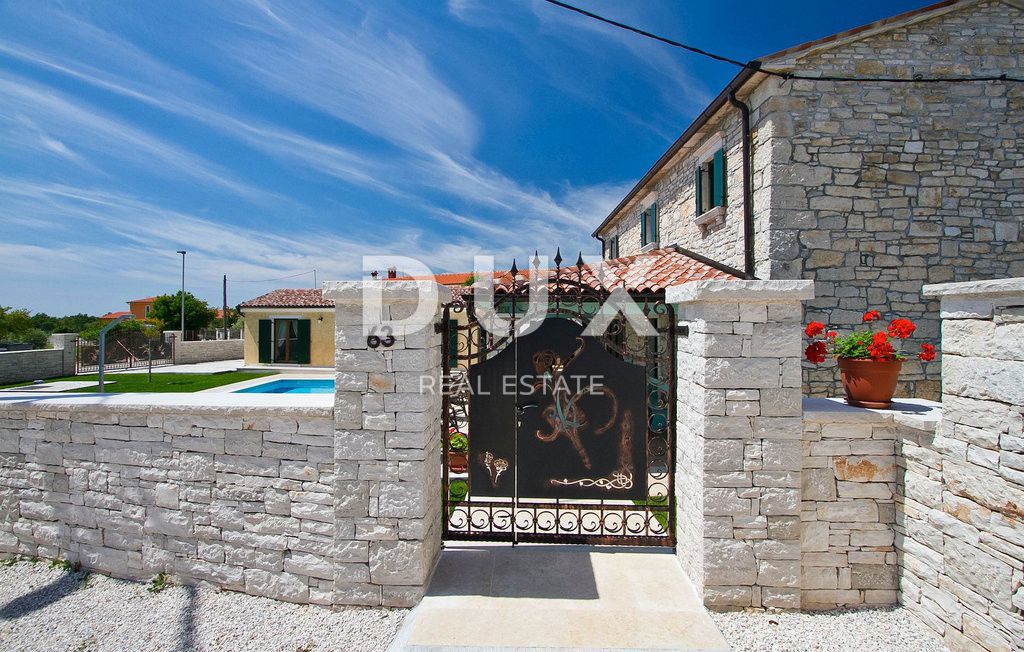 ISTRA, LOVREČ, OKOLICA - Popolna kamnita vila z bazenom in dvema pomožnima objektoma
