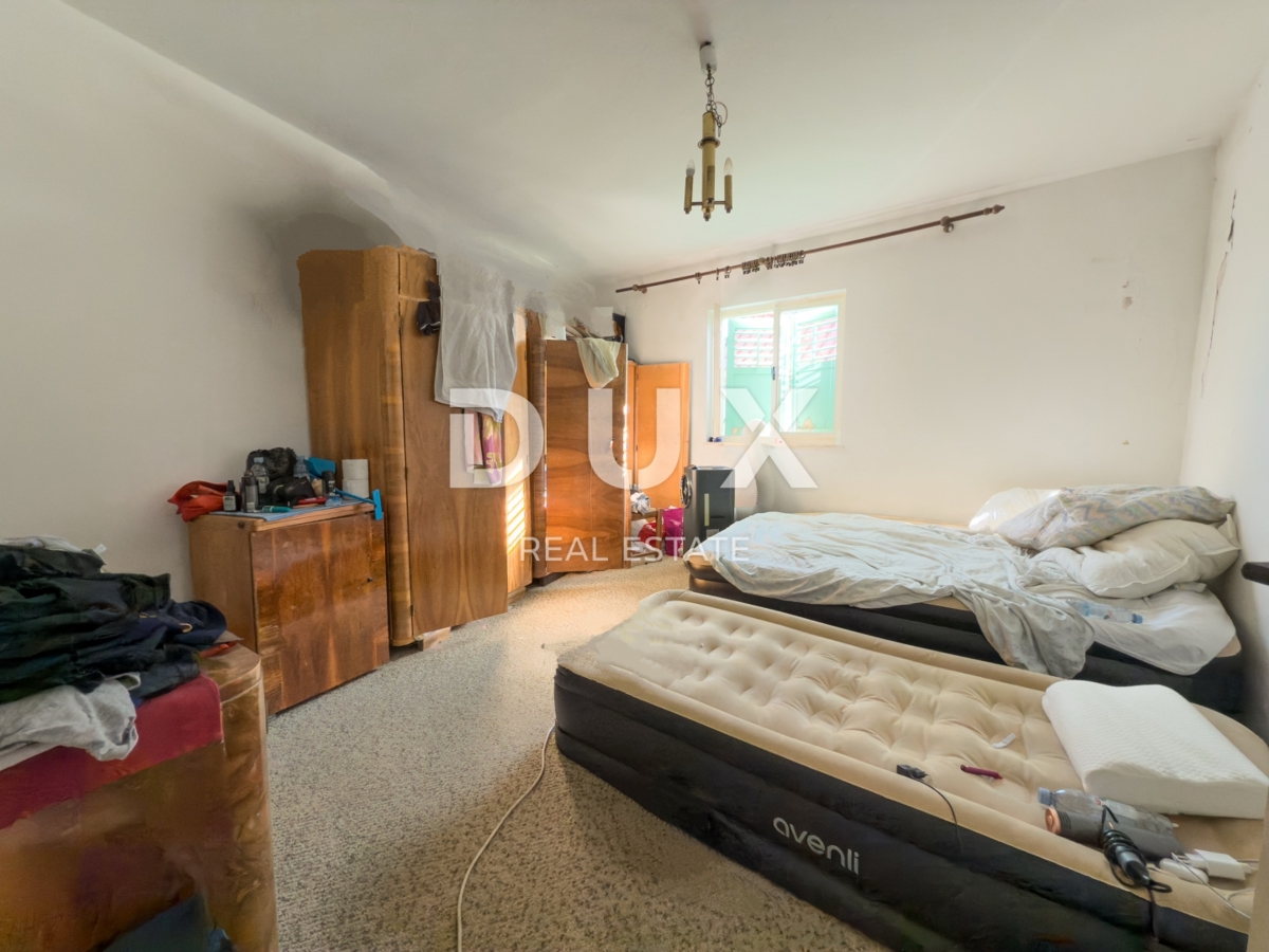 OTOK KRK, BAŠKA - Hiša za prenovo 20 m od morja, PRILOŽNOST!