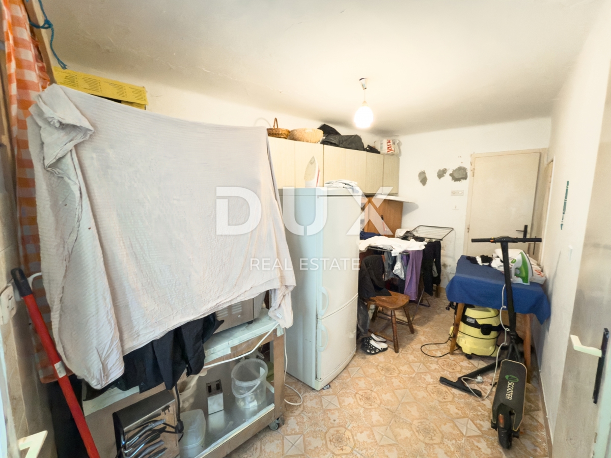 OTOK KRK, BAŠKA - Hiša za prenovo 20 m od morja, PRILOŽNOST!