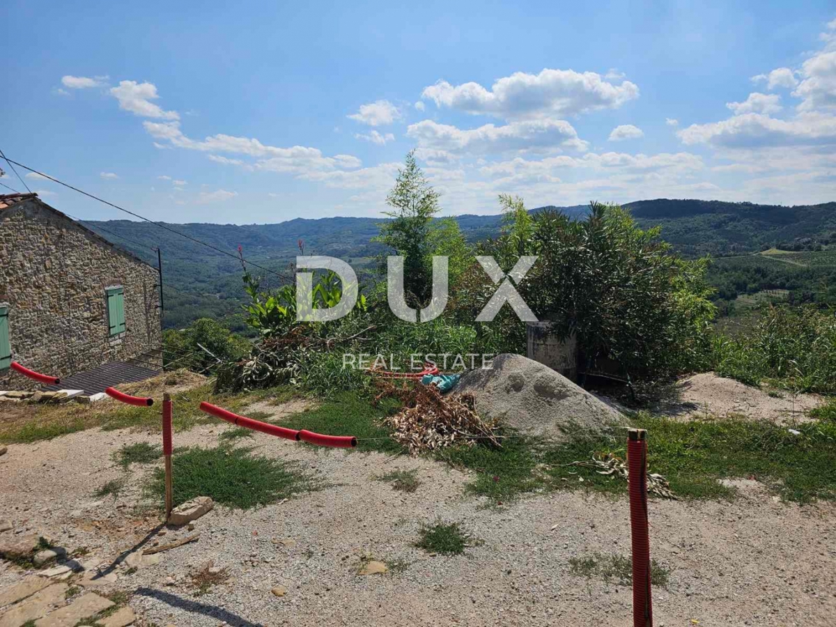 ISTRA, MOTOVUN - Avtentična priložnost v srcu Motovuna - kamnita vrsta z vrtom in dih jemajočim razgledom
