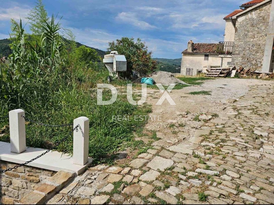 ISTRA, MOTOVUN - Avtentična priložnost v srcu Motovuna - kamnita vrsta z vrtom in dih jemajočim razgledom