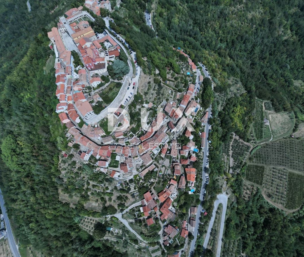 ISTRA, MOTOVUN - Avtentična priložnost v srcu Motovuna - kamnita vrsta z vrtom in dih jemajočim razgledom