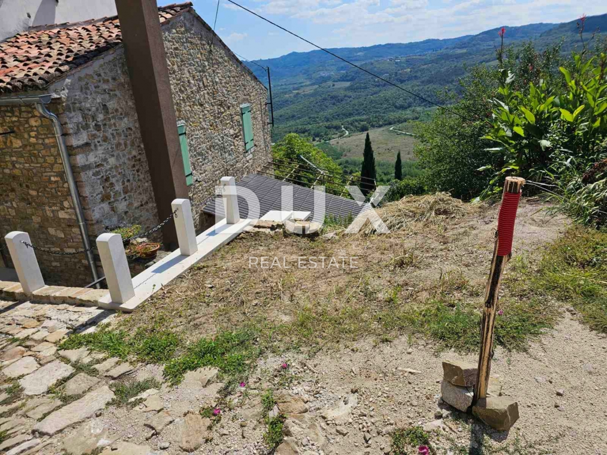 ISTRA, MOTOVUN - Avtentična priložnost v srcu Motovuna - kamnita vrsta z vrtom in dih jemajočim razgledom
