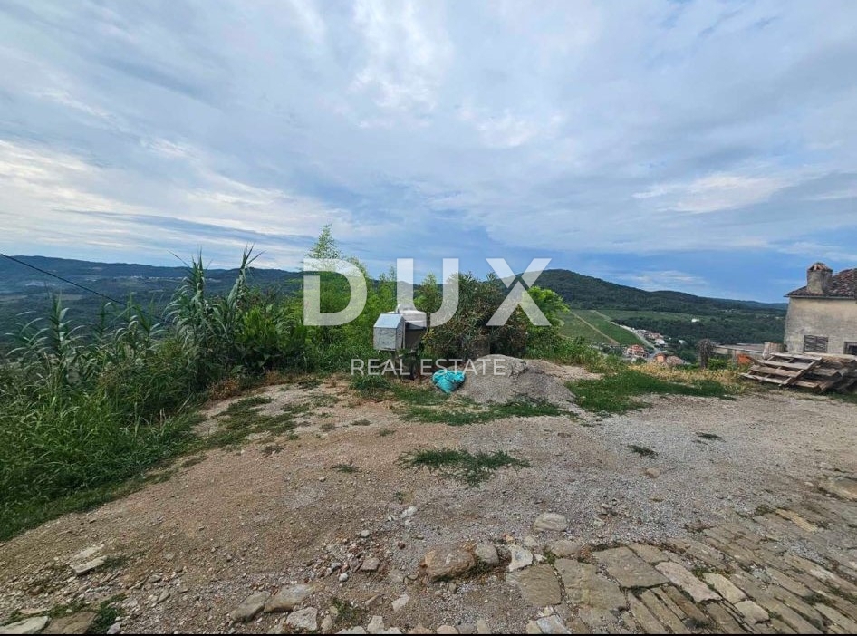 ISTRA, MOTOVUN - Avtentična priložnost v srcu Motovuna - kamnita vrsta z vrtom in dih jemajočim razgledom