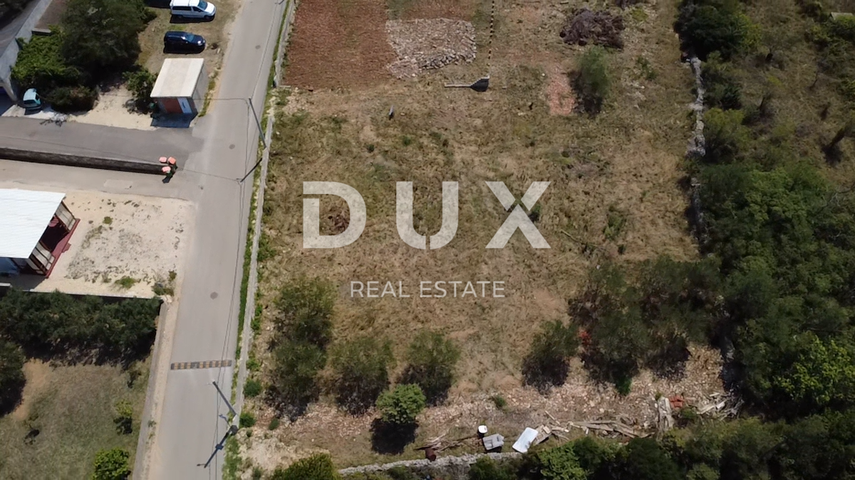 ZADAR, VRSI - Gradbeno zemljišče 704 m², infrastruktura ob parceli!