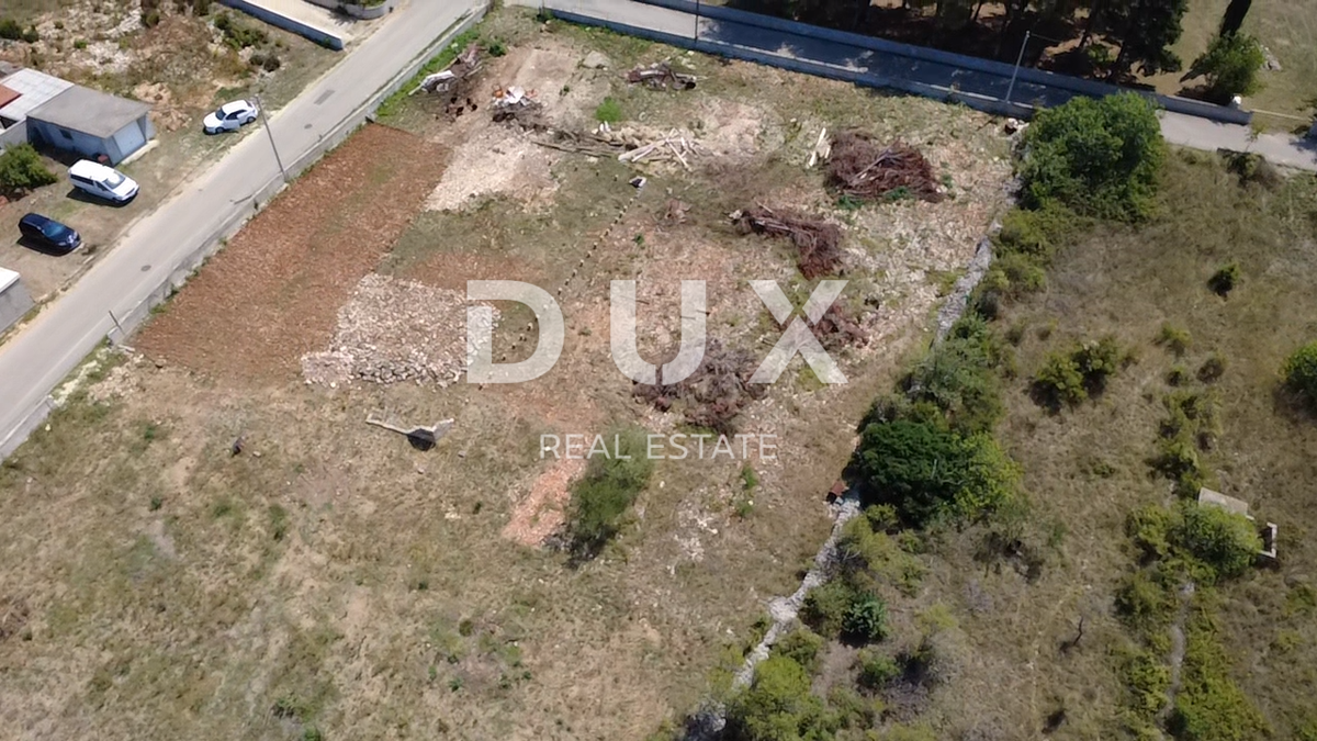 ZADAR, VRSI - Gradbeno zemljišče 704 m², infrastruktura ob parceli!