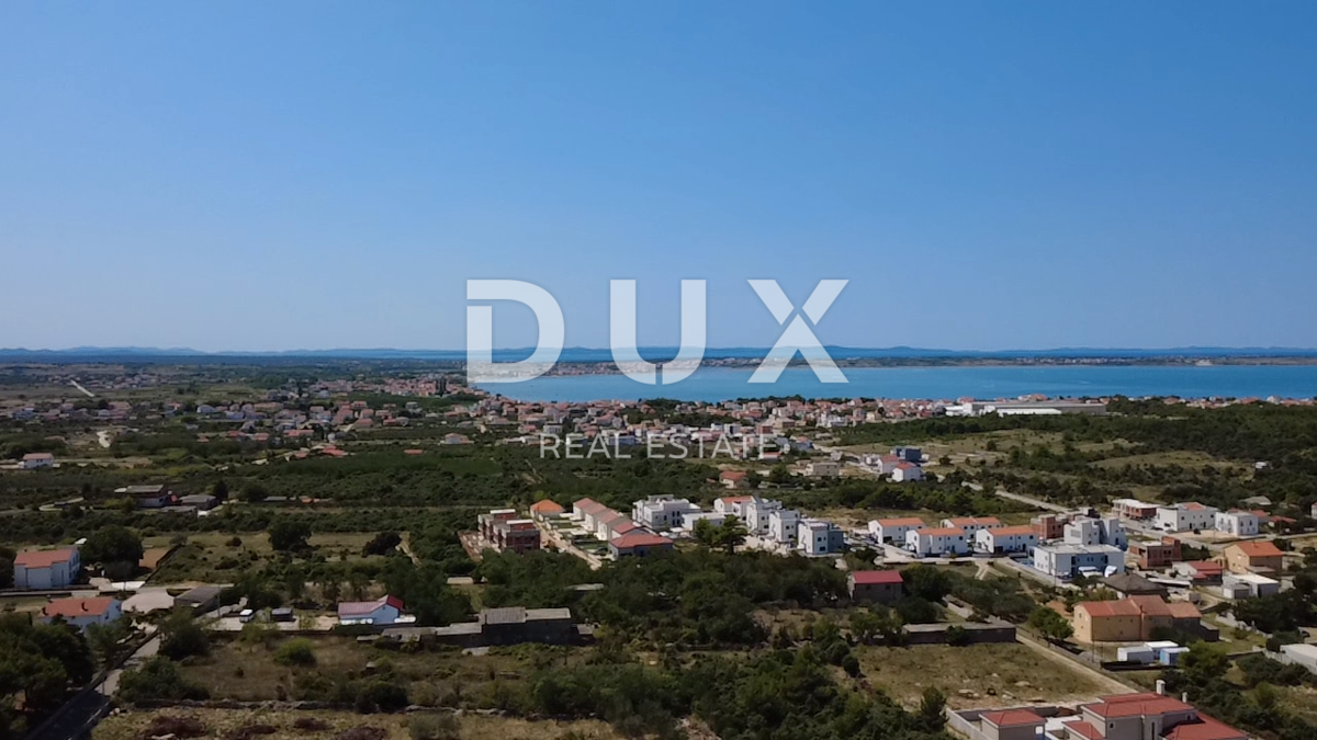 ZADAR, VRSI - Gradbeno zemljišče 704 m², infrastruktura ob parceli!