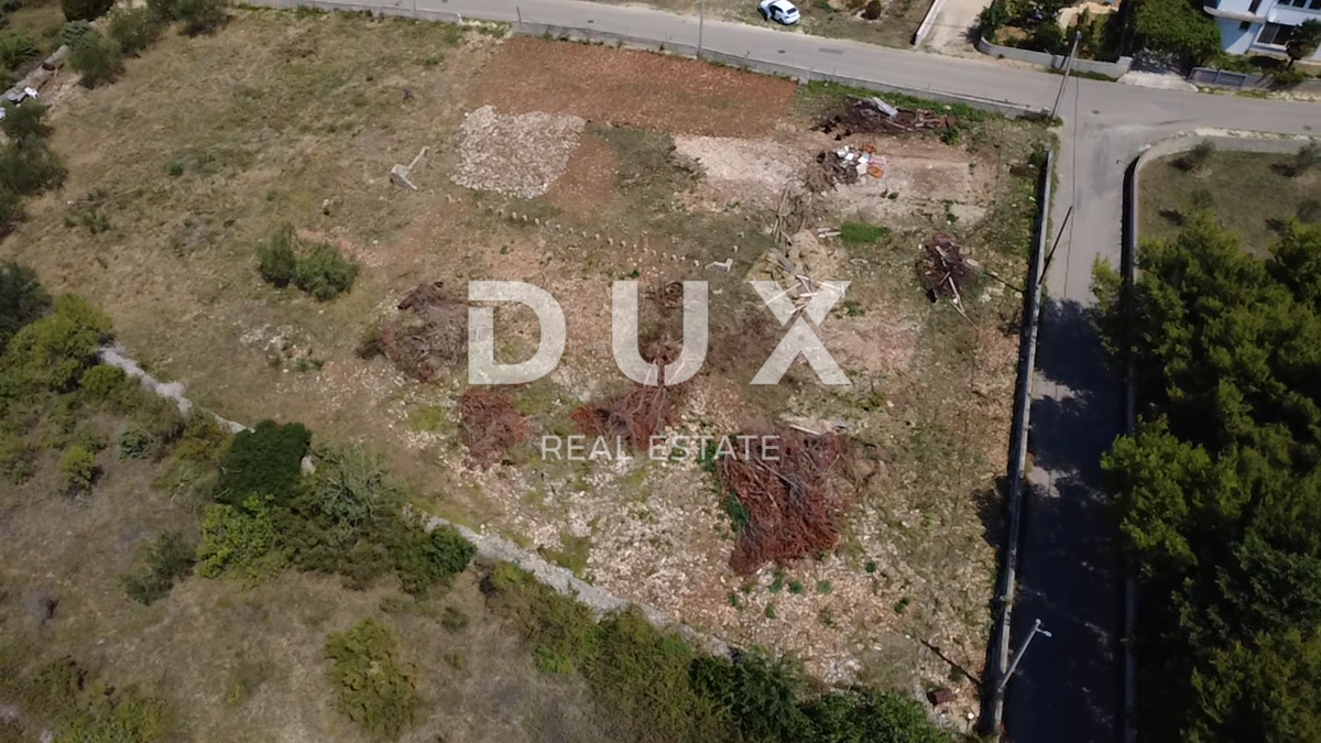 ZADAR, VRSI - Gradbeno zemljišče 704 m², infrastruktura ob parceli!