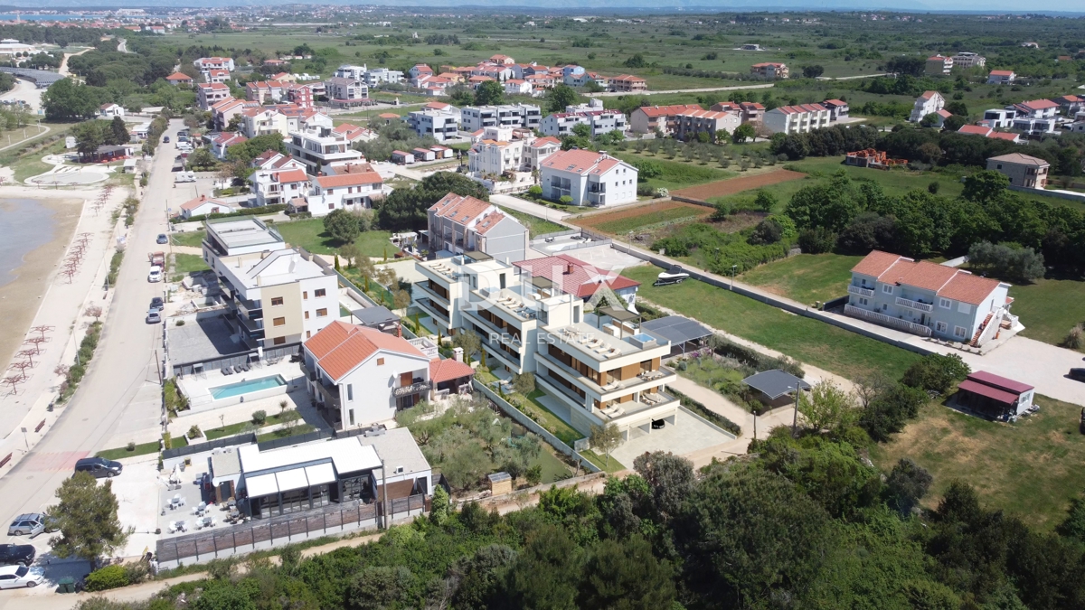 ZADAR, ZATON - Novogradnja z vrtom 45 metrov od plaže! A1