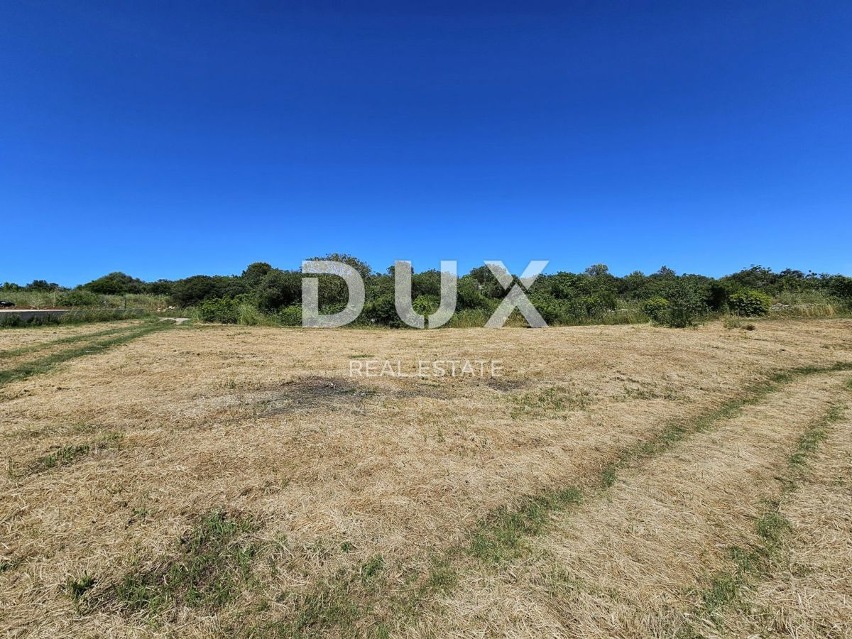 ISTRA, POMER - Urejeno gradbeno zemljišče s pogledom na morje in možnostjo gradnje večje vile ali kompleksa vil ob morju