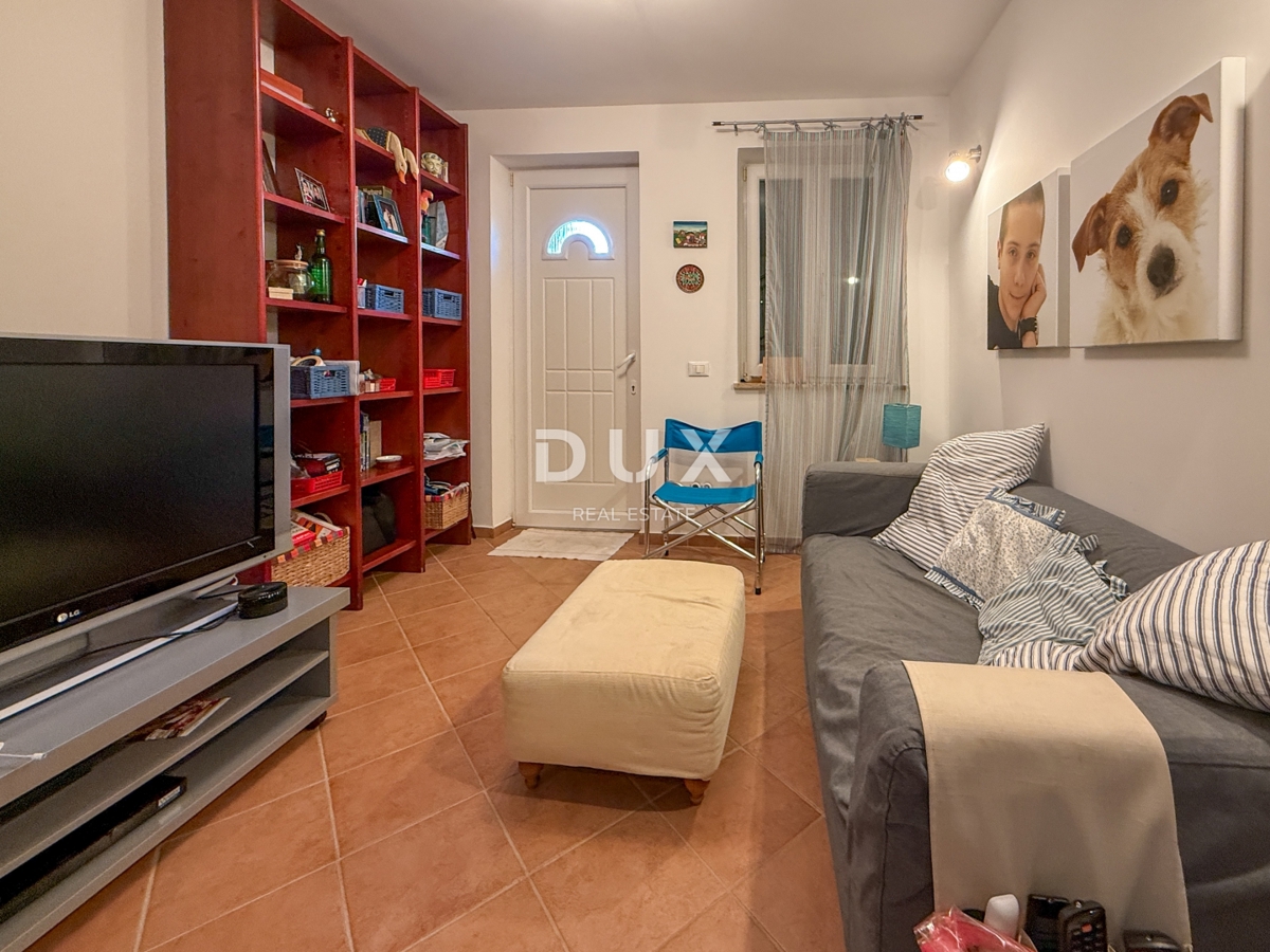 ISTRA, BANJOLE (Volme) - Samo v naši ponudbi je družinska vila z garažami in tremi apartmaji!