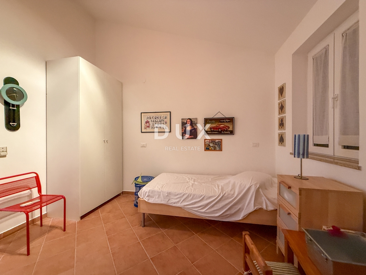 ISTRA, BANJOLE (Volme) - Samo v naši ponudbi je družinska vila z garažami in tremi apartmaji!