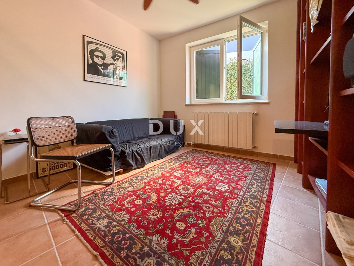 ISTRA, BANJOLE (Volme) - Samo v naši ponudbi je družinska vila z garažami in tremi apartmaji!