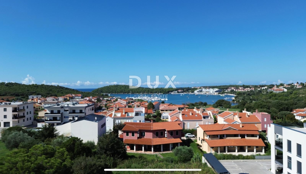 ISTRA, BANJOLE (Volme) - Samo v naši ponudbi je družinska vila z garažami in tremi apartmaji!