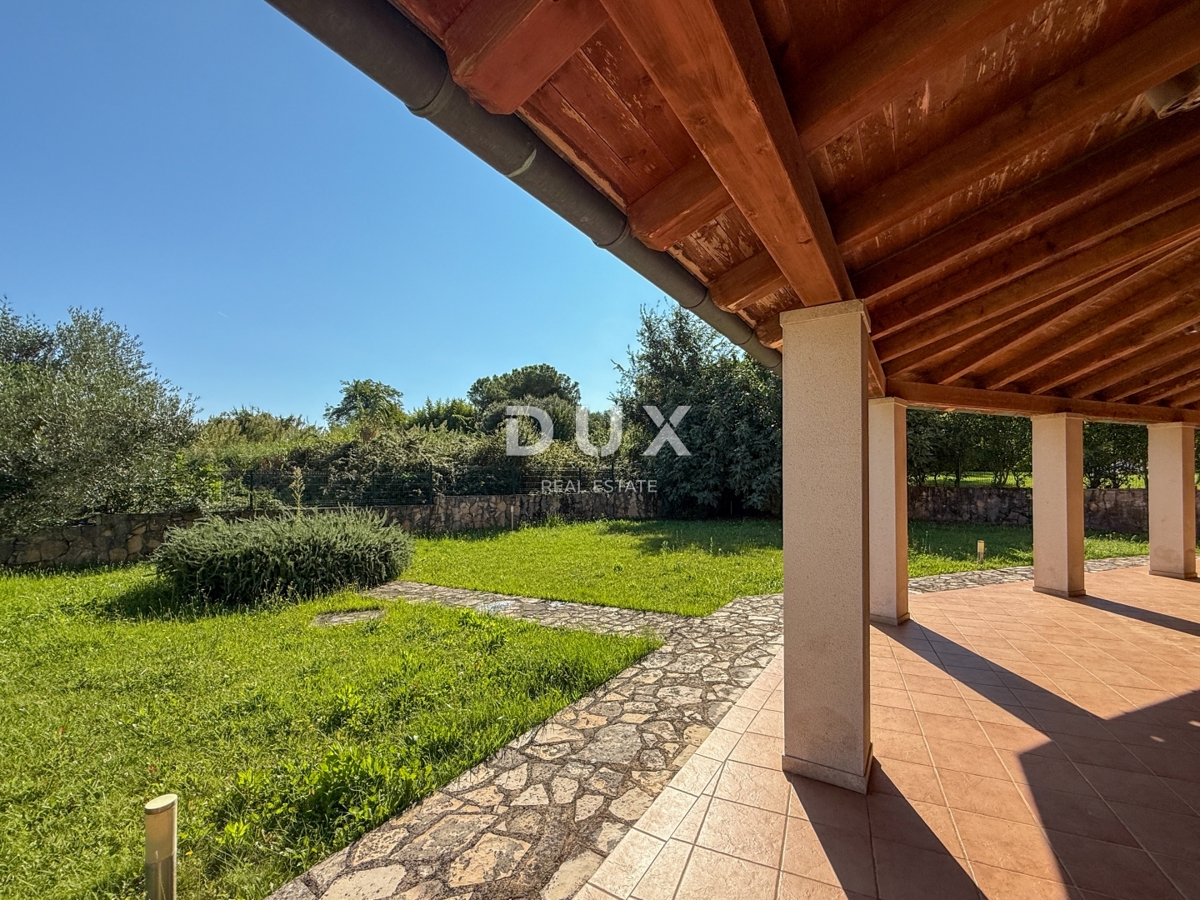 ISTRA, BANJOLE (Volme) - Samo v naši ponudbi je družinska vila z garažami in tremi apartmaji!