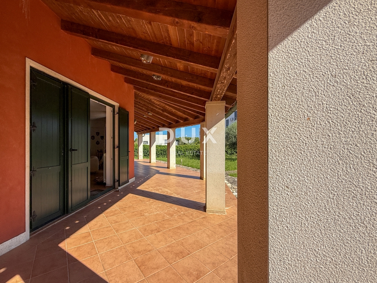 ISTRA, BANJOLE (Volme) - Samo v naši ponudbi je družinska vila z garažami in tremi apartmaji!