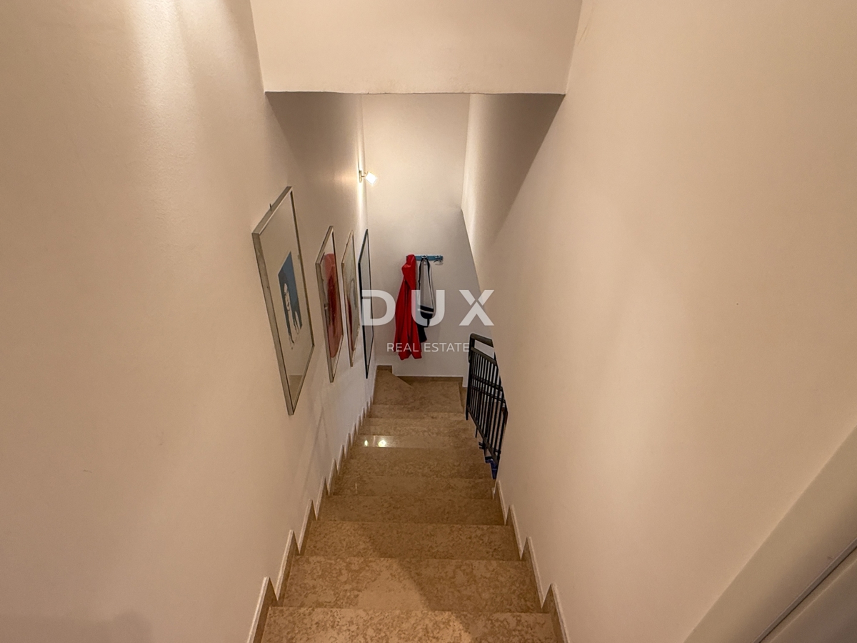 ISTRA, BANJOLE (Volme) - Samo v naši ponudbi je družinska vila z garažami in tremi apartmaji!