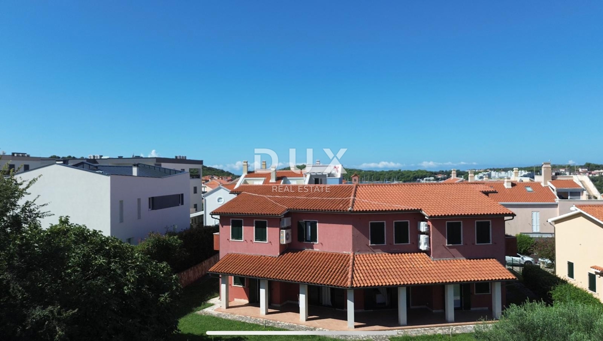 ISTRA, BANJOLE (Volme) - Samo v naši ponudbi je družinska vila z garažami in tremi apartmaji!