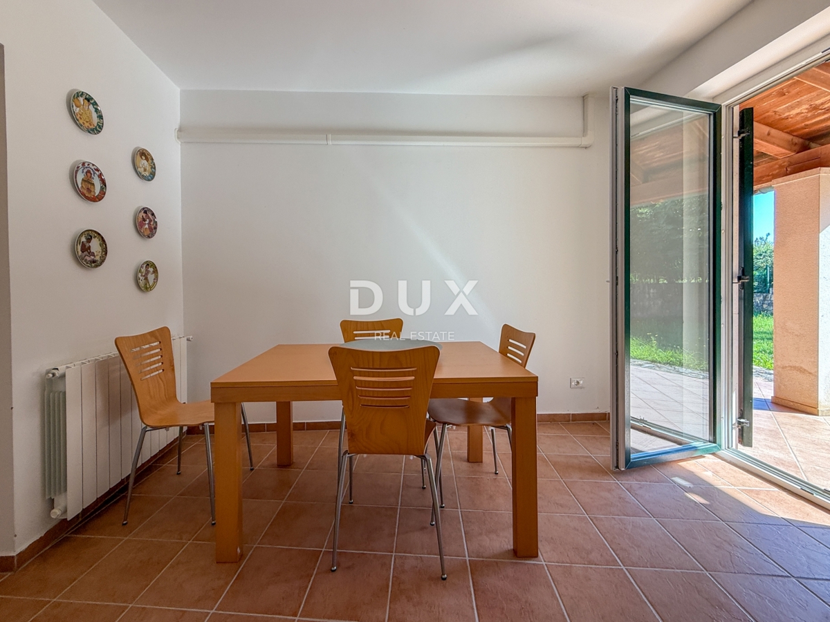 ISTRA, BANJOLE (Volme) - Samo v naši ponudbi je družinska vila z garažami in tremi apartmaji!