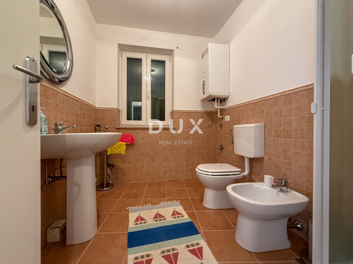 ISTRA, BANJOLE (Volme) - Samo v naši ponudbi je družinska vila z garažami in tremi apartmaji!