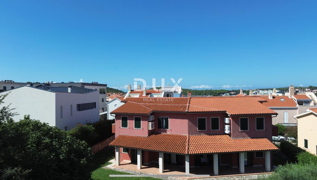 ISTRA, BANJOLE (Volme) - Samo v naši ponudbi je družinska vila z garažami in tremi apartmaji!