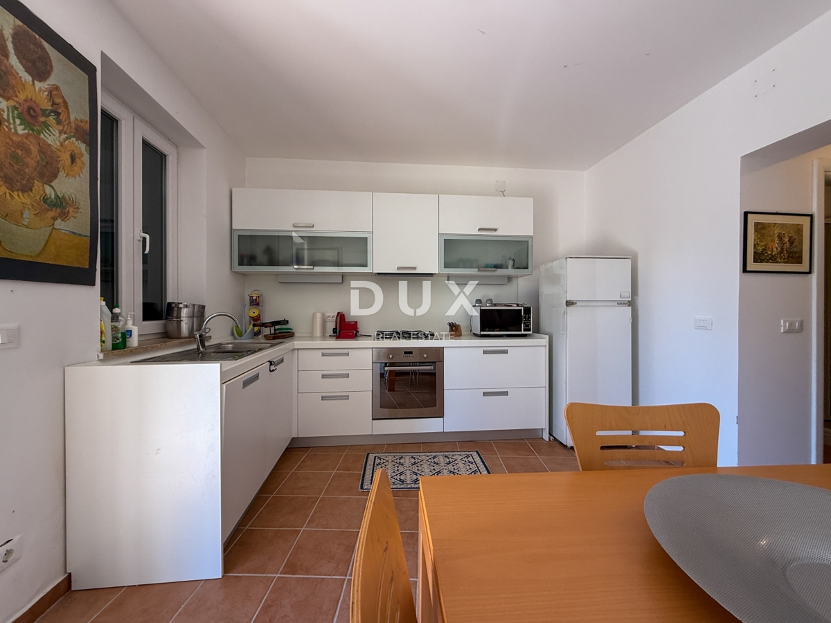 ISTRA, BANJOLE (Volme) - Samo v naši ponudbi je družinska vila z garažami in tremi apartmaji!