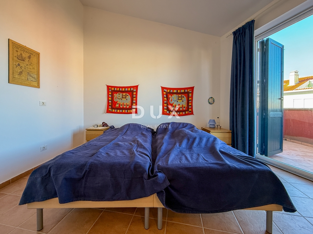 ISTRA, BANJOLE (Volme) - Samo v naši ponudbi je družinska vila z garažami in tremi apartmaji!