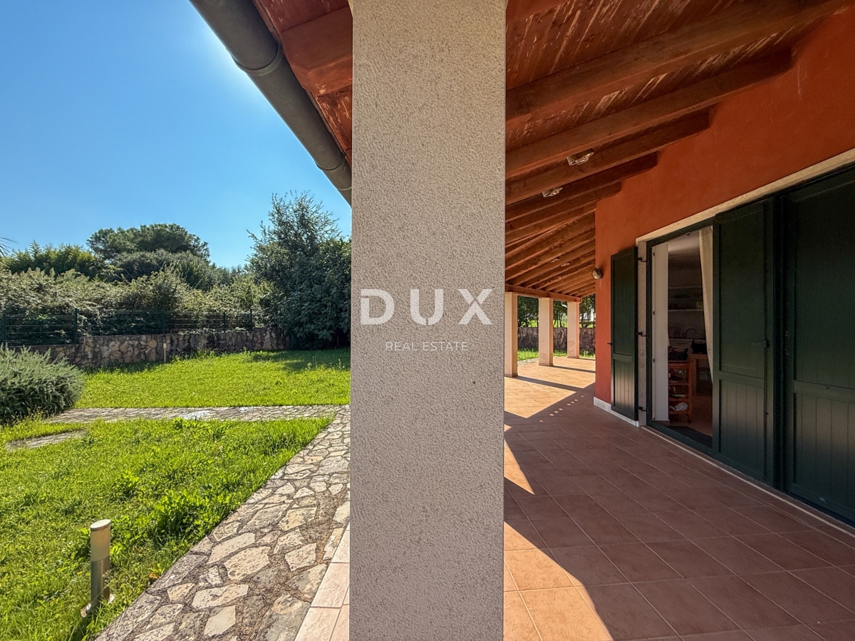 ISTRA, BANJOLE (Volme) - Samo v naši ponudbi je družinska vila z garažami in tremi apartmaji!