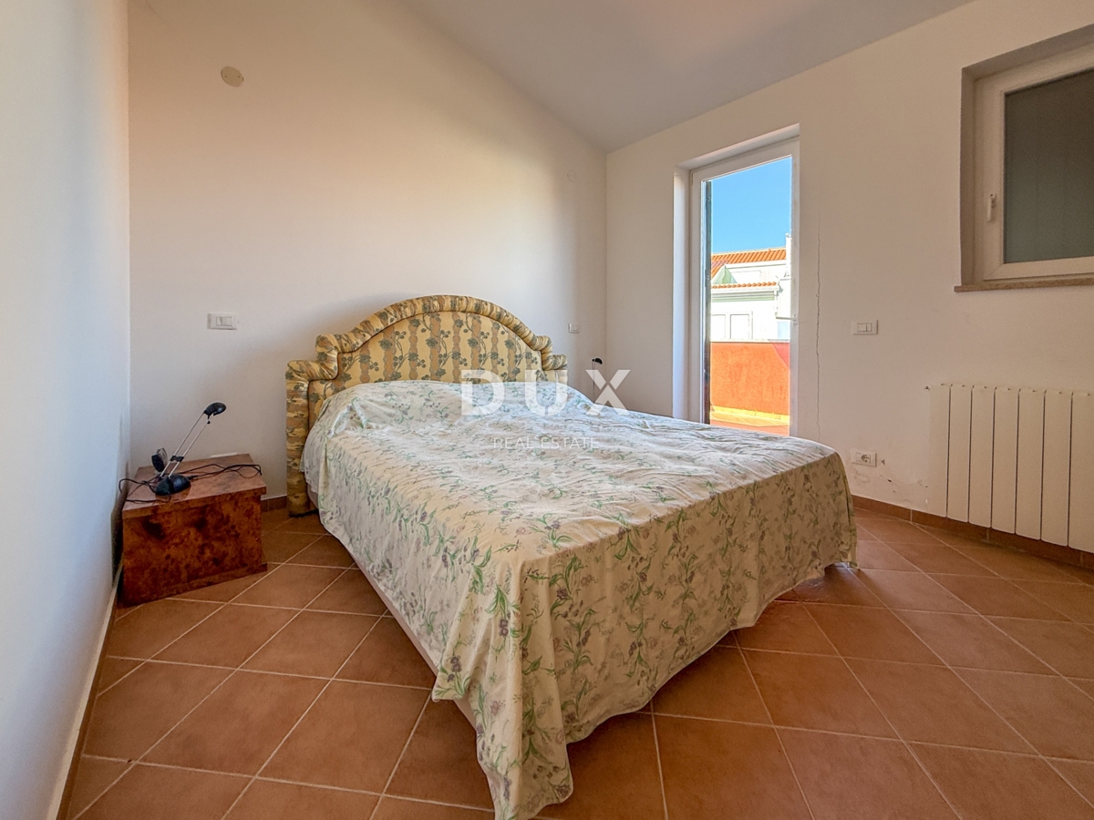 ISTRA, BANJOLE (Volme) - Samo v naši ponudbi je družinska vila z garažami in tremi apartmaji!