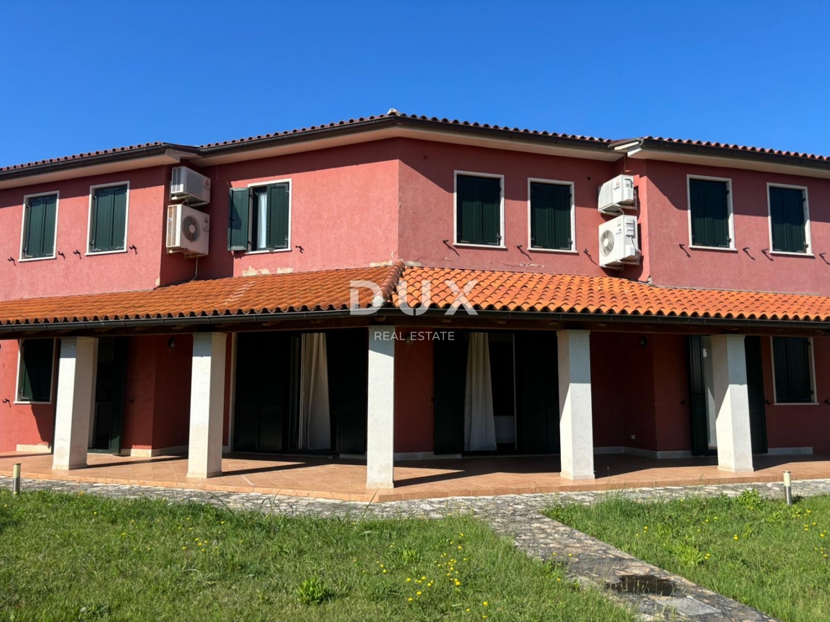 ISTRA, BANJOLE (Volme) - Samo v naši ponudbi je družinska vila z garažami in tremi apartmaji!