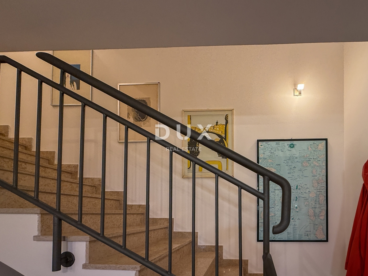 ISTRA, BANJOLE (Volme) - Samo v naši ponudbi je družinska vila z garažami in tremi apartmaji!