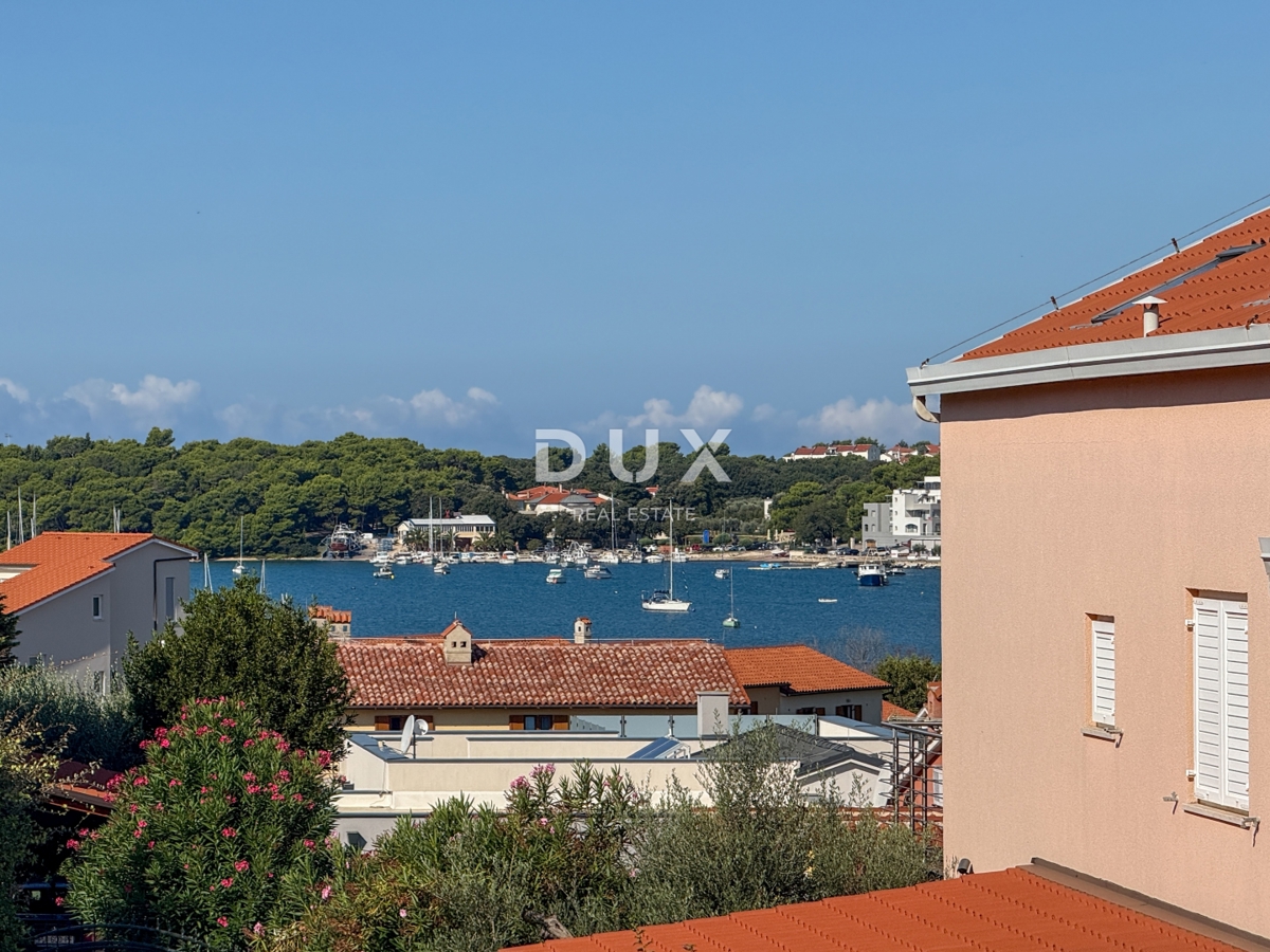 ISTRA, BANJOLE (Volme) - Samo v naši ponudbi je družinska vila z garažami in tremi apartmaji!