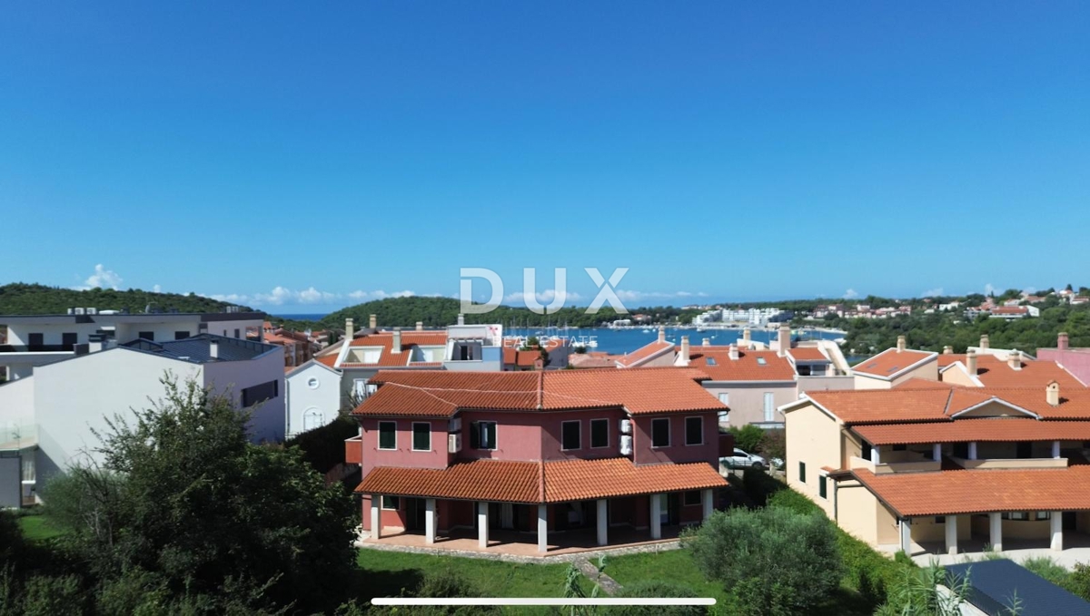 ISTRA, BANJOLE (Volme) - Samo v naši ponudbi je družinska vila z garažami in tremi apartmaji!