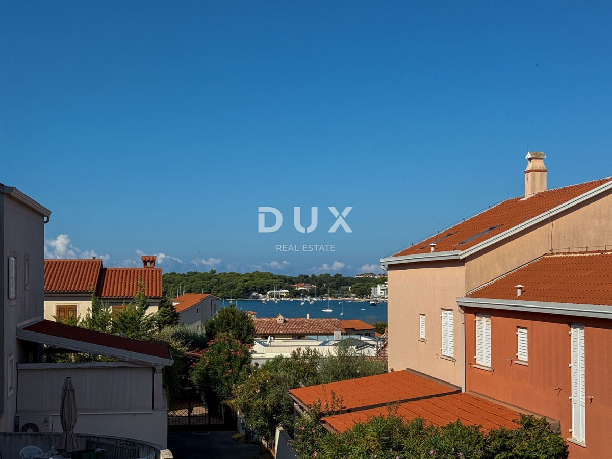 ISTRA, BANJOLE (Volme) - Samo v naši ponudbi je družinska vila z garažami in tremi apartmaji!