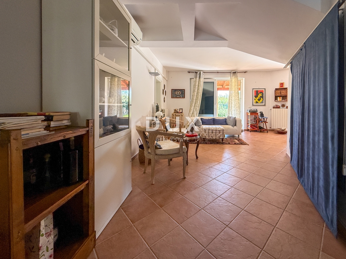 ISTRA, BANJOLE (Volme) - Samo v naši ponudbi je družinska vila z garažami in tremi apartmaji!