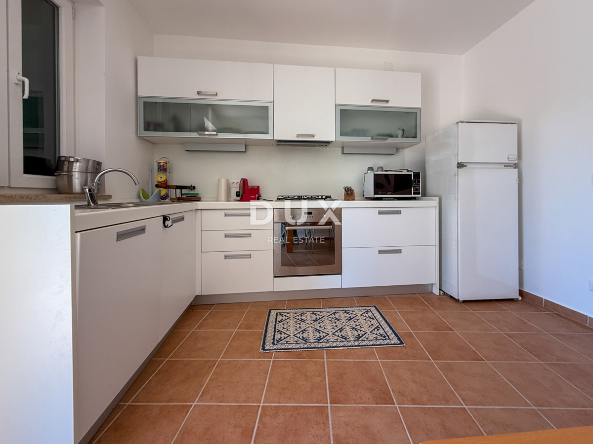 ISTRA, BANJOLE (Volme) - Samo v naši ponudbi je družinska vila z garažami in tremi apartmaji!