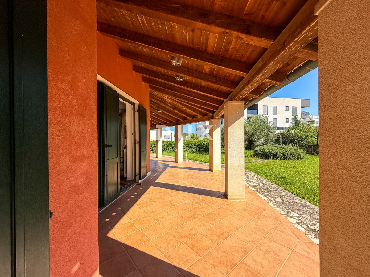 ISTRA, BANJOLE (Volme) - Samo v naši ponudbi je družinska vila z garažami in tremi apartmaji!