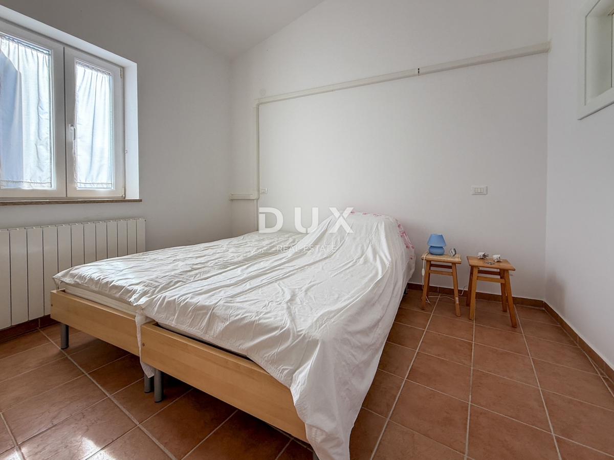 ISTRA, BANJOLE (Volme) - Samo v naši ponudbi je družinska vila z garažami in tremi apartmaji!