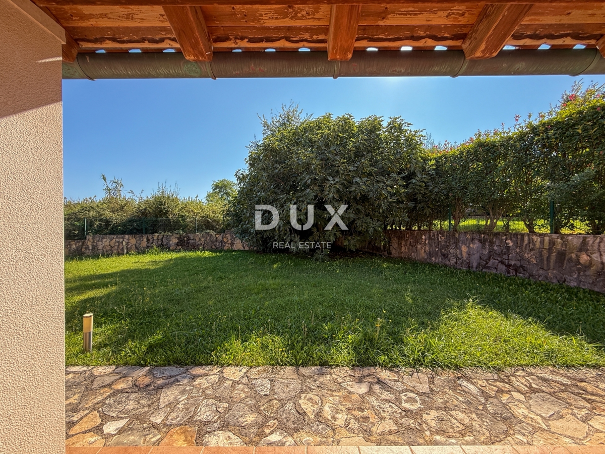 ISTRA, BANJOLE (Volme) - Samo v naši ponudbi je družinska vila z garažami in tremi apartmaji!