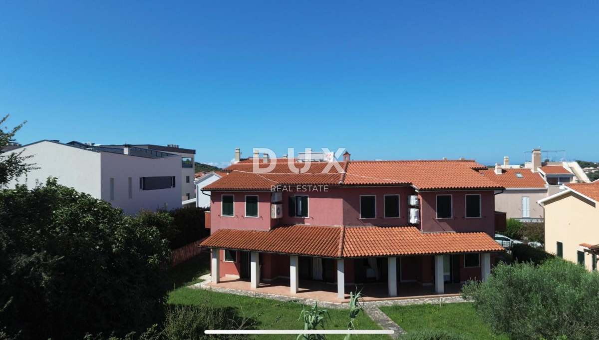 ISTRA, BANJOLE (Volme) - Samo v naši ponudbi je družinska vila z garažami in tremi apartmaji!